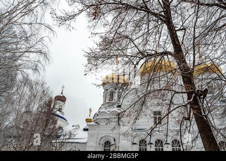 Kazan, Russie - 1 janvier 2020: Cathédrale orthodoxe de la Trinité dans le monastère de Raifa en hiver. Banque D'Images