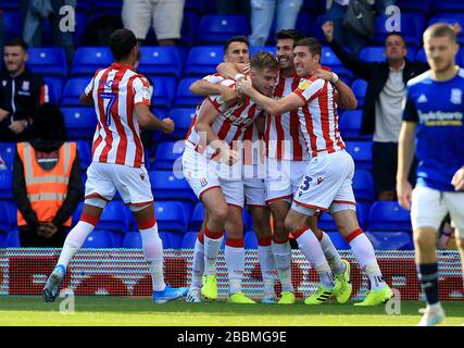 Le Liam Lindsay de Stoke City (deuxième à gauche) célèbre après avoir obtenu son premier objectif de camp. Banque D'Images