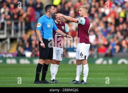 L'arbitre Chris Kavanagh (à gauche) parle avec Ben Mee de Burnley Banque D'Images