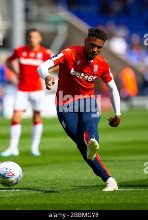 Tirese Campbell de Stoke City se réchauffe avant le match lors du championnat Sky Bet au stade des billions de trophées de St Andrew Banque D'Images