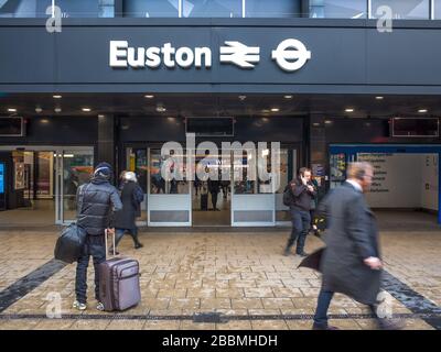 Gare d'Euston. Grand terminus de chemin de fer relié au réseau ferroviaire national et au métro de Londres. Banque D'Images