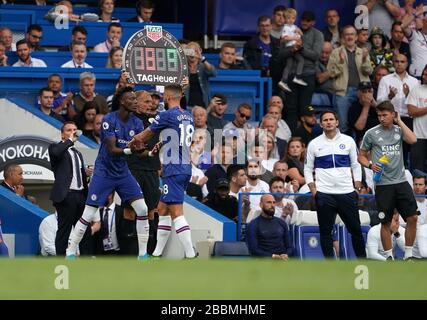 Tammy Abraham de Chelsea (à gauche) vient pour le substitué Olivier Giroud Banque D'Images