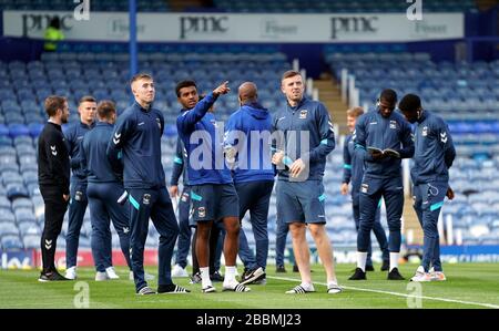 Les joueurs de Coventry City inspectent le terrain avant le match Banque D'Images