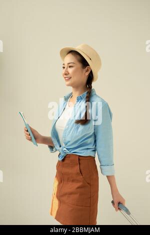 Woman traveler avec passeport et billet sur fond blanc Banque D'Images