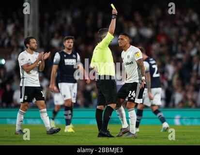 Anthony Knockaert de Fulham est montré une carte jaune Banque D'Images