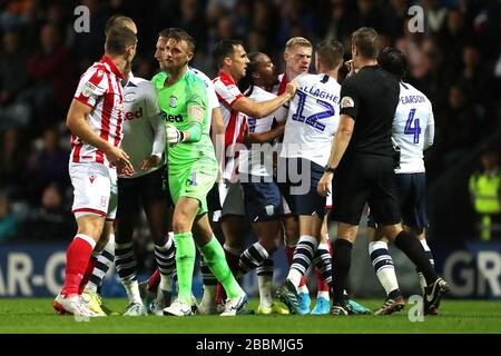 Les joueurs de Preston North End et Stoke City font une éruption de tempête Banque D'Images