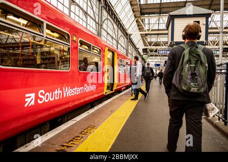 LONDON- un train du sud-ouest sur la plateforme de la gare de London Waterloo, un terminus ferroviaire majeur Banque D'Images