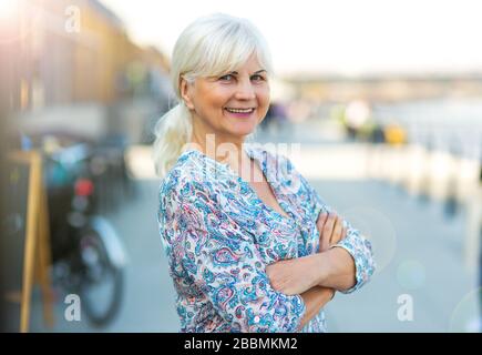 Senior woman standing outdoors Banque D'Images