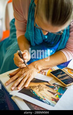 Tatouage de peinture au henné en cours Banque D'Images