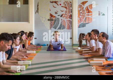 Séance de pratique de yoga en cours Banque D'Images