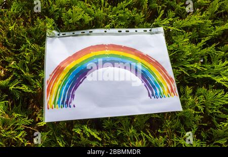 Photo d'un arc-en-ciel dans une rue Woking alors que les gens essayent de rester positifs isolés dans leurs maisons pendant la pandémie de coronavirus et le verrouillage Banque D'Images