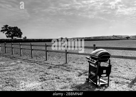 Barbecue au milieu d'un champ glamour. Angleterre Banque D'Images