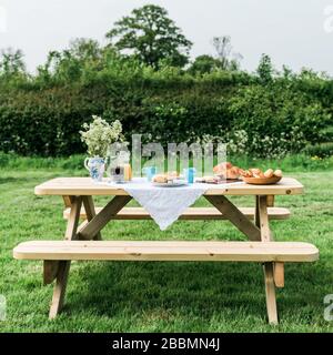 Petit déjeuner à l'extérieur, repas en plein air. Angleterre Banque D'Images