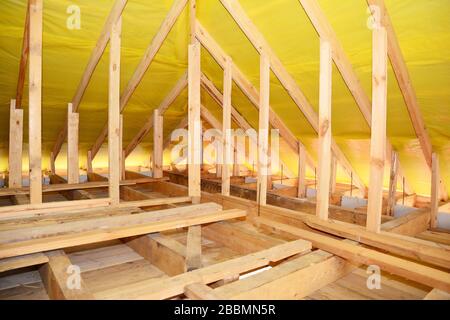 Intérieur de la construction de toitures. Poutres de toit en bois, cadre en bois, rafters, trusques, intérieur de construction Attique de maison Banque D'Images