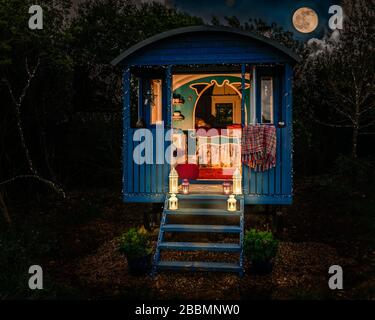 gypsy van a été illuminé et confortable la nuit pour le glamour en Angleterre, au Royaume-Uni Banque D'Images