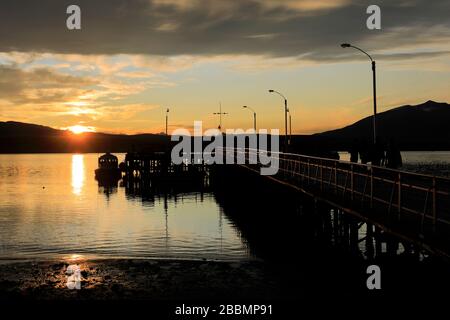 Coucher de soleil sur le golfe de l'amiral Montt, Puerto Natales ville, Patagonia, Chili, Amérique du Sud Banque D'Images