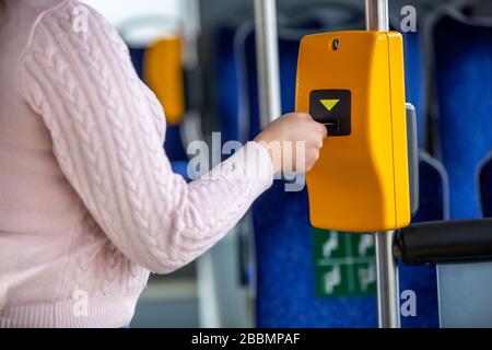 La jeune femme valide le billet dans un transport public pendant le transport, le concept de transport Banque D'Images