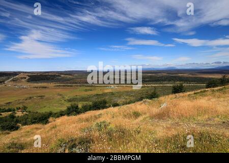 Vue sur la Patagonie Steppe de Mirador Cerro Dorotea, Puerto Natales ville Patagonia, Chili, Amérique du Sud une randonnée facile d'une demi-journée à un affleurement rocheux Banque D'Images