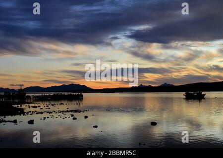 Coucher de soleil sur le golfe de l'amiral Montt, Puerto Natales ville, Patagonia, Chili, Amérique du Sud Banque D'Images