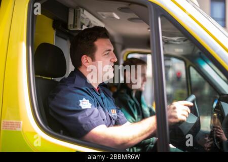 Le pompier Dominic Pearce de la London Fire Brigade (à gauche) et le paramédic Daniel Phillips du London Ambulance Service préparent une ambulance pour une utilisation au siège du London Ambulance Service alors que les pompiers participent à la formation pour se préparer à aider à un certain nombre de rôles, y compris la conduite d'ambulances, au cours de l'éclosion de coronavirus. Banque D'Images