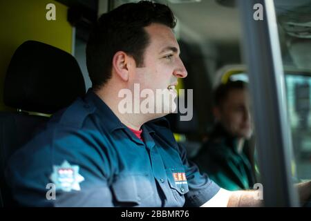 Le pompier Dominic Pearce de la London Fire Brigade (à gauche) et le paramédic Daniel Phillips du London Ambulance Service préparent une ambulance pour une utilisation au siège du London Ambulance Service alors que les pompiers participent à la formation pour se préparer à aider à un certain nombre de rôles, y compris la conduite d'ambulances, au cours de l'éclosion de coronavirus. Banque D'Images