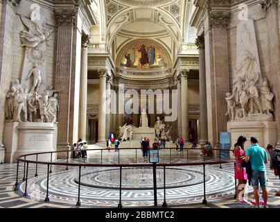 L'intérieur du Panthéon avec les touristes. Paris, France. 13 août 2018. Banque D'Images