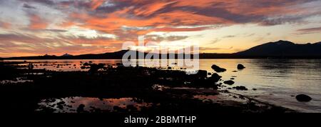 Coucher de soleil sur le golfe de l'amiral Montt, Puerto Natales ville, Patagonia, Chili, Amérique du Sud Banque D'Images