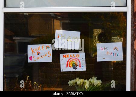 1 avril 2020, Southborough, Kent, Royaume-Uni: Les dessins d'arcs-en-ciel pour enfants avec des messages positifs pour les passants dans la fenêtre d'une maison pendant le gouvernement ont imposé la quarantaine / le verrouillage pour réduire la propagation du coronavirus. Les enfants de tout le pays ont mis des dessins d'arcs-en-ciel dans des fenêtres pour répandre l'espoir et encourager les gens à rester enjoués pendant la pandémie. Banque D'Images