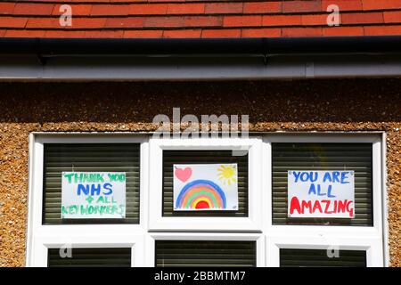 1 avril 2020, Southborough, Kent, Royaume-Uni: Le dessin d'un arc-en-ciel avec des messages de remerciement pour le personnel du NHS et les travailleurs clés dans la fenêtre d'une maison pendant le gouvernement a imposé la quarantaine / le verrouillage pour réduire la propagation du coronavirus. Les enfants de tout le pays ont mis des dessins d'arcs-en-ciel dans des fenêtres pour répandre l'espoir et encourager les gens à rester enjoués pendant la pandémie. Banque D'Images