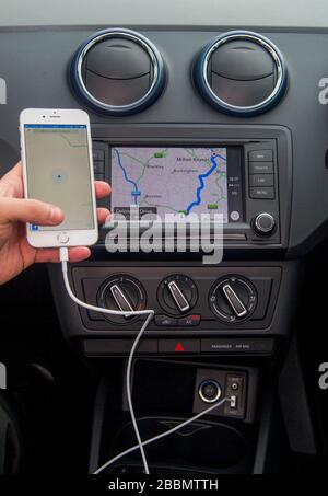 Apple CarPlay et un iPhone dans une voiture compacte Ibiza DE 2015 PLACES Banque D'Images