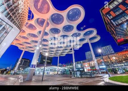 UTRECHT, PAYS-BAS - 28 FÉVRIER 2020: Gare centrale d'Utrecht de la place de la gare avec Hoog Cathararijne centre commercial au crépuscule. Banque D'Images