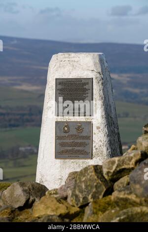 Sommet élevé de Beamsley Beacon (point de trig, monument commémoratif, plaques, rochers historiques de cairn, collines de montagne, vue panoramique sur la campagne) - Yorkshire du Nord, Angleterre, Royaume-Uni. Banque D'Images