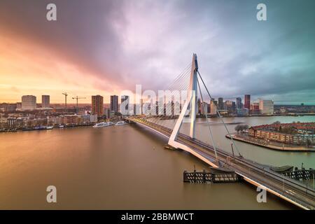 Rotterdam, Pays-Bas, ville au crépuscule. Banque D'Images