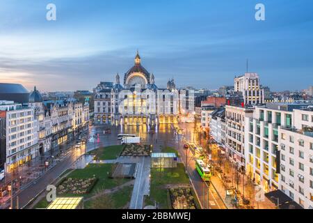 Anvers, Belgique paysage urbain à la gare centrale de nuit à l'aube. Banque D'Images