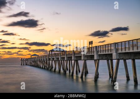 Juno, Floride, États-Unis au Juno Beach Pier au lever du soleil. Banque D'Images