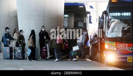 (200401) -- SÉOUL, le 1er avril 2020 (Xinhua) -- les Coréens d'outre-mer d'Italie embarquaient dans des autobus à l'aéroport international d'Incheon à Incheon, en Corée du Sud, le 1er avril 2020. La Corée du Sud a signalé 101 autres cas de COVID-19, contre 24 heures plus tôt à minuit mercredi heure locale, ce qui porte le nombre total d'infections à 9 887. (NESMSI/document d'information via Xinhua) Banque D'Images