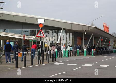 Londres, Royaume-Uni. 01 avril 2020. Les clients font la queue pour leurs courses d'épicerie à l'extérieur de Sainsburys à Beckton, dans l'est de Londres. (Photo de Mitchell Gunn/Espa-Images) crédit: Agence photographique sportive européenne/Alay Live News Banque D'Images