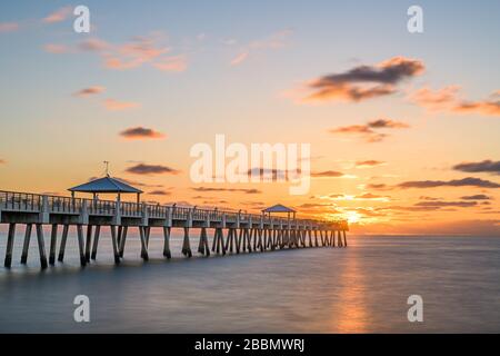 Juno, Floride, États-Unis au Juno Beach Pier au lever du soleil. Banque D'Images