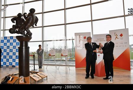 Fukushima J-Village, Japon. 01 avril 2020. Comité organisateur des Jeux Olympiques et Paralympiques de Tokyo 2020, le COO Yukihiko Nunomura (L) prend la remise de la lanterne contenant la flamme olympique de Tokyo 2020 à Makoto Noji, Directeur général du Bureau de la culture et des sports, préfecture de Fukushima au Centre national de formation J-Village de Naraha-Town, préfecture de Fukushima, Japon le mercredi 1er avril 2020. J-Village a servi de base pour répondre aux accidents de la centrale nucléaire de Fukushima Daiichi du 15 mars 2011 au 30 juin 2013. Photo de Keizo Mori/UPI crédit: UPI/Alay Live News Banque D'Images