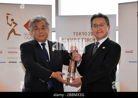 Fukushima J-Village, Japon. 01 avril 2020. Comité organisateur des Jeux Olympiques et Paralympiques de Tokyo 2020, le COO Yukihiko Nunomura (L) prend la remise de la lanterne contenant la flamme olympique de Tokyo 2020 à Makoto Noji, Directeur général du Bureau de la culture et des sports, préfecture de Fukushima au Centre national de formation J-Village de Naraha-Town, préfecture de Fukushima, Japon le mercredi 1er avril 2020. J-Village a servi de base pour répondre aux accidents de la centrale nucléaire de Fukushima Daiichi du 15 mars 2011 au 30 juin 2013. Les Jeux olympiques seront maintenant en 2021. Photo de Keizo Mori/UP Banque D'Images