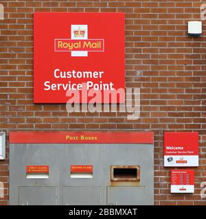 Point de service client avec panneaux muraux Royal mail, avec boîtes de lettres et affichage des horaires d'ouverture, Ayr, Royaume-Uni Banque D'Images