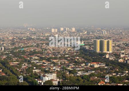 Jakarta, Indonésie - 20 octobre 2019 : vue générale à l'est de la ville de Jakarta, capitale de l'Indonésie, île de Java, submergée par la fumée dense. Banque D'Images