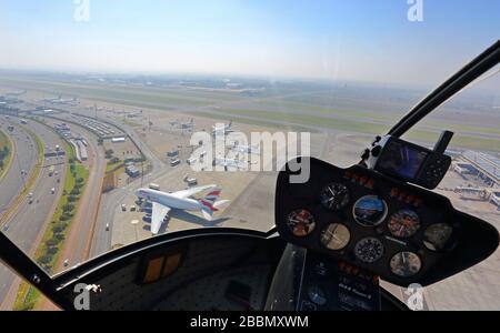 Hélicoptère survole OU Tambo International Airport et British Airways A 380 Banque D'Images
