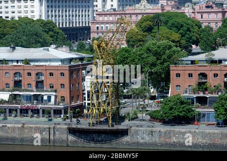 Grue à Puerto Madero, Buenos Aires, un canal réaménagé au bord de l'eau où les anciennes grues sont des reliques mais aussi des hommages à l'ancienne industrie maritime. Banque D'Images