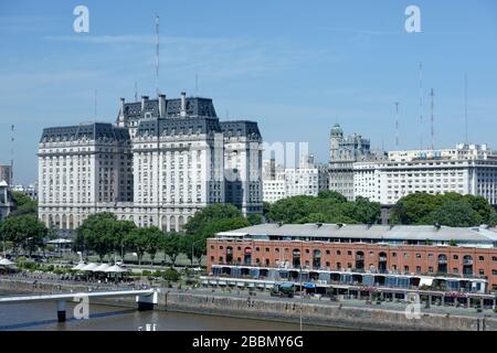 Edificio Liberator, ou Liberator Building, à Puerto Madero avec des magasins convertis à Buenos Aires, Argentine. Banque D'Images