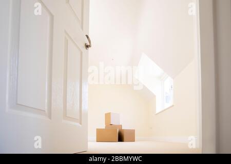 Boîtes en carton empilées dans une nouvelle maison le jour du déménagement Banque D'Images