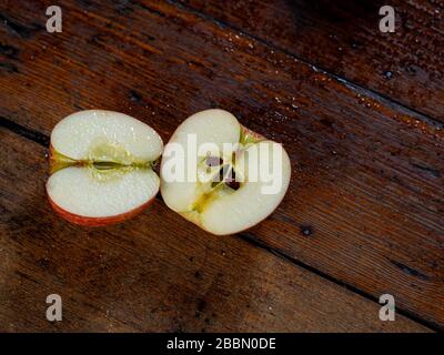 Vue de dessus de la coupe de pomme rouge en moitié sur la table. Banque D'Images