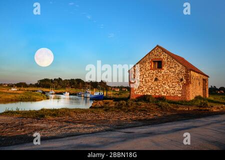 Moon se lève sur une maison de bateau à Thornham, Norfolk, Angleterre Banque D'Images