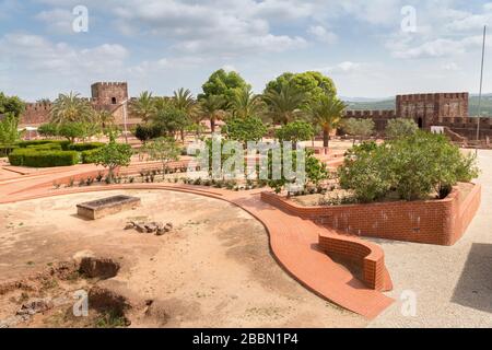 A l'intérieur des murs du château, Silves, Algarve, Portugal Banque D'Images