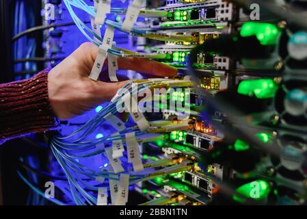 Technicien du centre de données MAN chargé de la maintenance du serveur. Remplacement des câbles, Banque D'Images